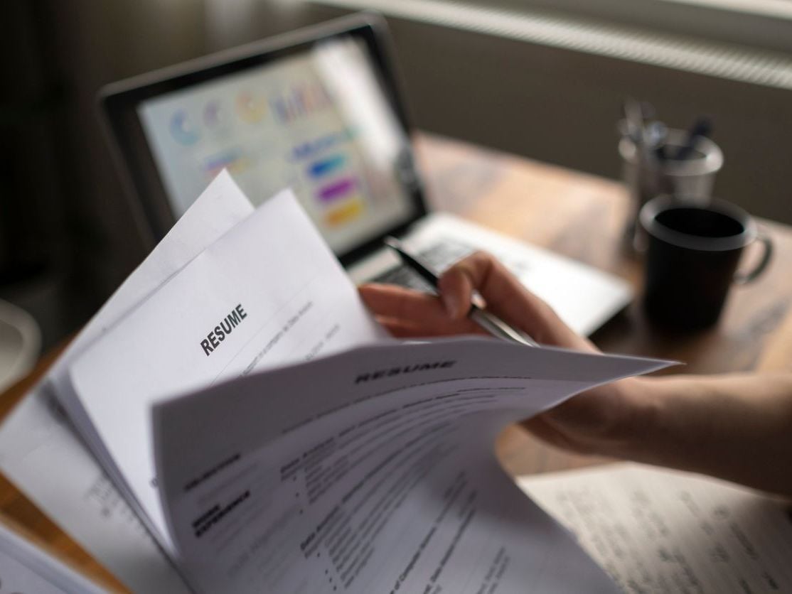 Applying for a job, filing a resume Experience, candidates stand the document with the company hr to get elected to work.
